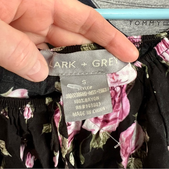 Lark + Grey Floral Top - Picture 7 of 8